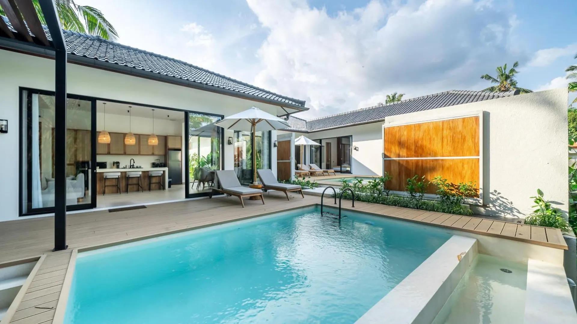 Julia - Luxurious Brand-New Villa With Panoramic Jungle Views And Expansive Pool Ubud